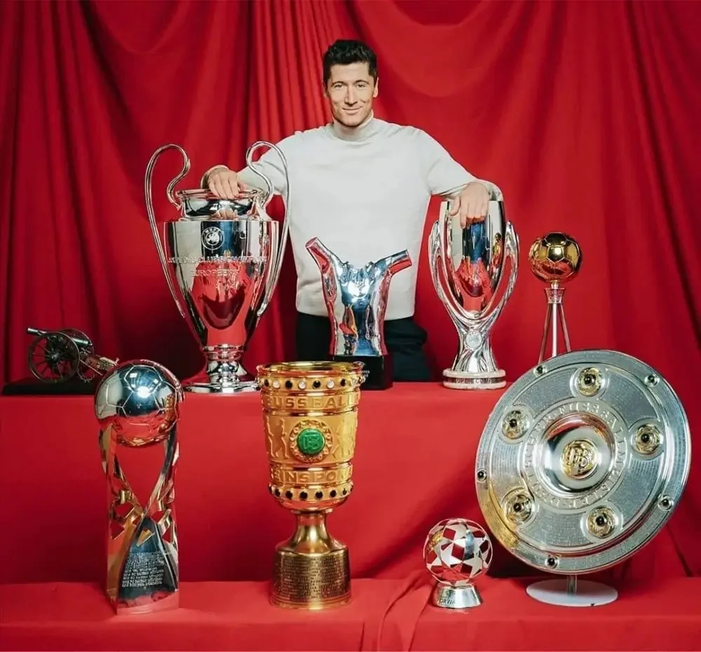  莱万多夫斯基回归赛场，精彩发挥首场状态亮眼，TES观众沸腾！